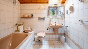 Bathtub, hair dryer, towels, soap - Cozy vacation apartment Aurelia in the Upper Bavarian Alpine foothills (Wessobrunn)