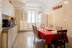 Appartamento | Cucina privata | Frigorifero, microonde, forno, piano cottura