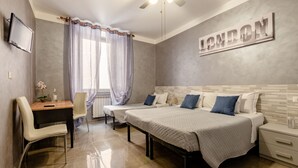 Une chambre avec deux lits, un bureau et une chaise.