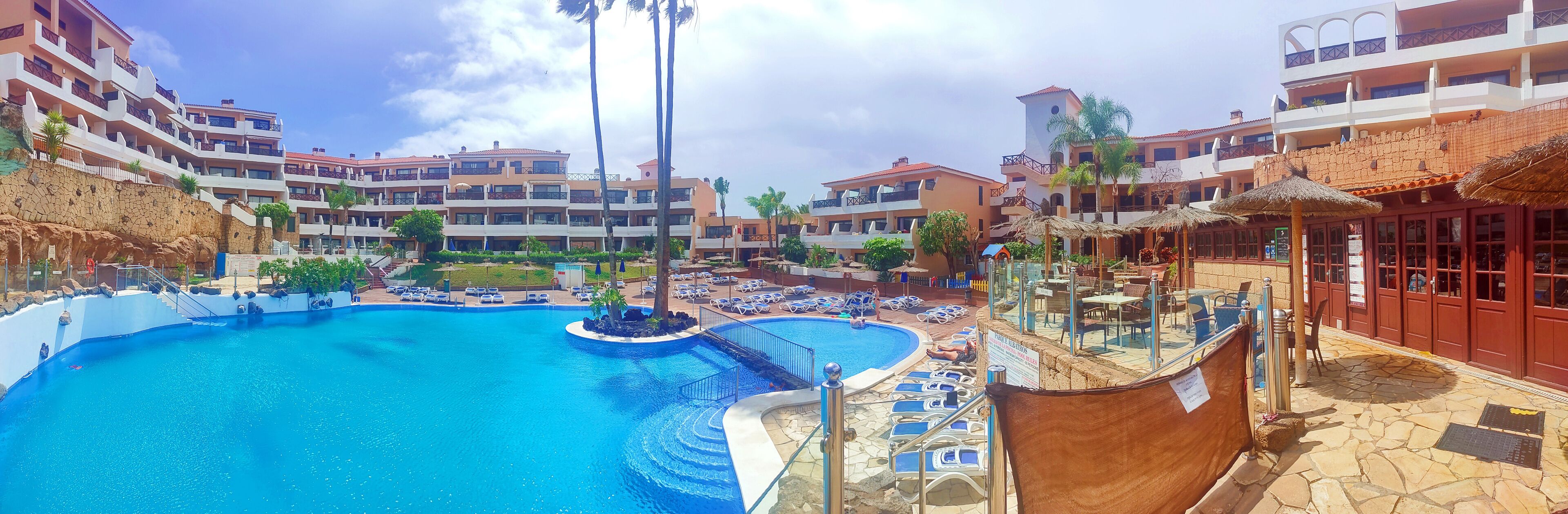 Een buitenzwembad, een verwarmd zwembad