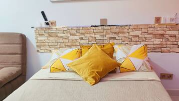 1 slaapkamer, een strijkplank/strijkijzer, gratis wifi, beddengoed