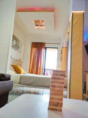 1 habitación, tabla de planchar con plancha, wifi gratis y ropa de cama