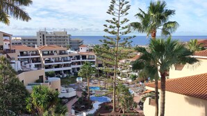 Ett semesterhotell med flera byggnader, ett poolområde och utsikt över havet.