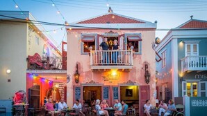 Un restaurant amb terrassa, balcó i llums penjades.