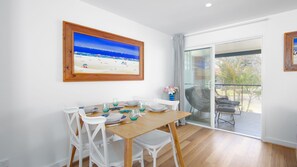 Dining - Pippis on Pacific - fantastic two-level townhouse located opposite Yamba's beautiful Pippi Beach (Yamba)