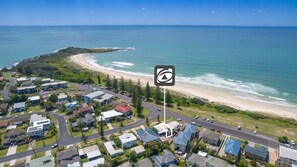 Beach - Pippis on Pacific - fantastic two-level townhouse located opposite Yamba's beautiful Pippi Beach (Yamba)