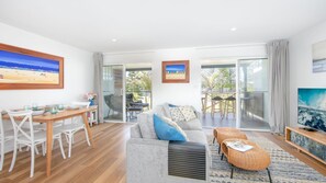 Smart TV - Pippis on Pacific - fantastic two-level townhouse located opposite Yamba's beautiful Pippi Beach (Yamba)