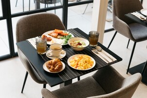 Päivittäinen buffetaamiainen (18.00 EUR per henkilö)