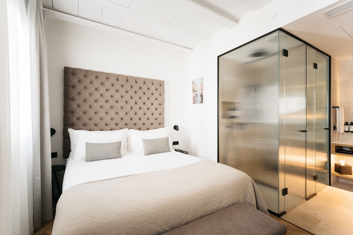Premium bedding, down duvets, minibar, in-room safe