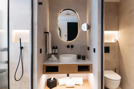 Shower, eco-friendly toiletries, hair dryer, bathrobes. Boutique Hotel Petit Montisión