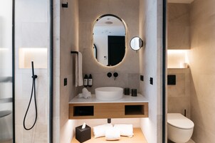 Ducha, artículos de higiene personal ecológicos y secador de pelo