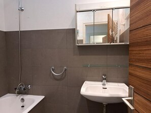 Bathroom - Charming 3-Bedroom House - 6 Guests - Near Beach (Saint-Jean-de-Monts)