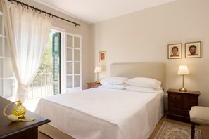 5 bedrooms, iron/ironing board, WiFi, bed sheets