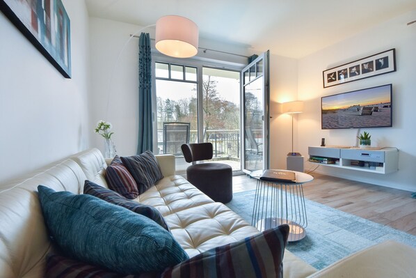 Fernseher, DVD-Player, Stereoanlage