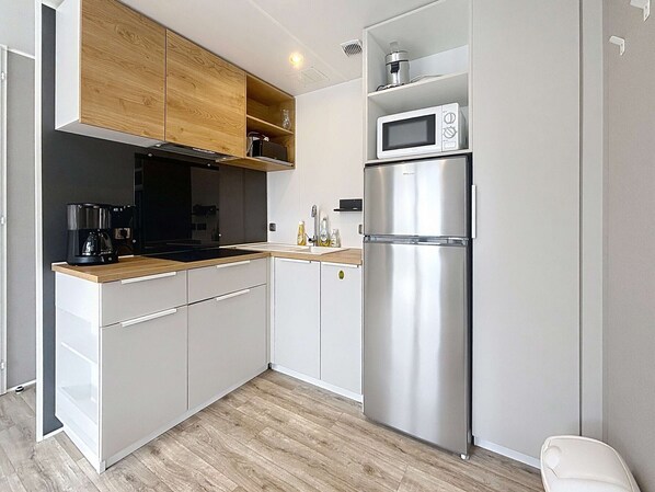 Refrigerador, microondas, placa de cocina, cafetera/tetera