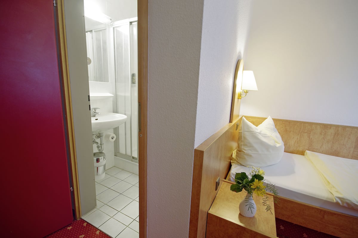 Standard Single Room | Hypo-allergenic bedding, individually furnished, desk, laptop workspace