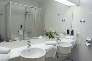 Family Apartment | Bathroom | Hair dryer, towels, soap, shampoo - AVALON Hotelpark Königshof (Königslutter am Elm)
