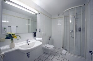 Superior Double Room | Bathroom | Hair dryer, towels, soap, shampoo - AVALON Hotelpark Königshof (Königslutter am Elm)