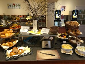 Daily buffet breakfast (EUR 9.5 per person)