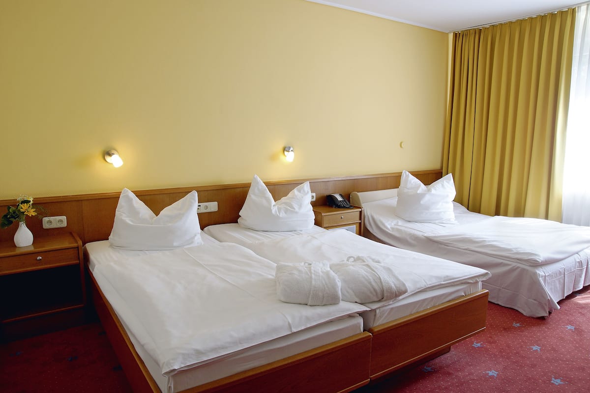 Comfort Triple Room | Hypo-allergenic bedding, individually furnished, desk, laptop workspace