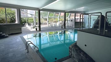 Innendørsbasseng og solsenger