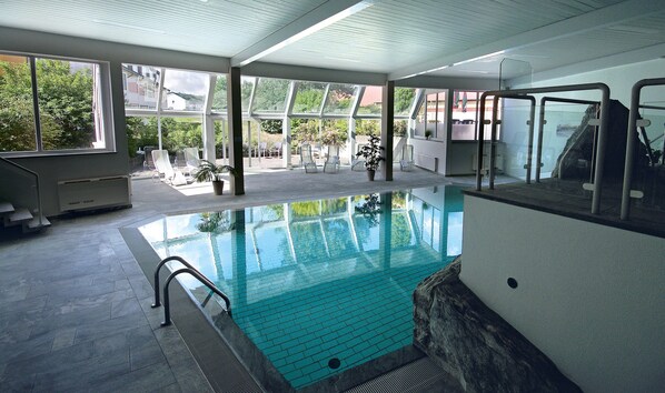 Piscine couverte, accÚs possible de 06 h 00 à 22 h 00, chaises longues