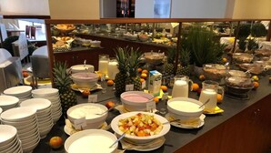 A buffet setup with various food items and beverages. - AVALON Hotelpark Königshof (Königslutter am Elm)