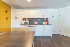 Wasserkocher mit Kaffee-/Teezubehör, Kühlschrank, Mikrowelle, Ofen