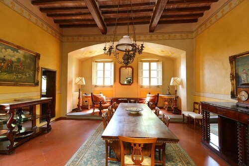 Elegant 7 bedrooms villa in Tuscany