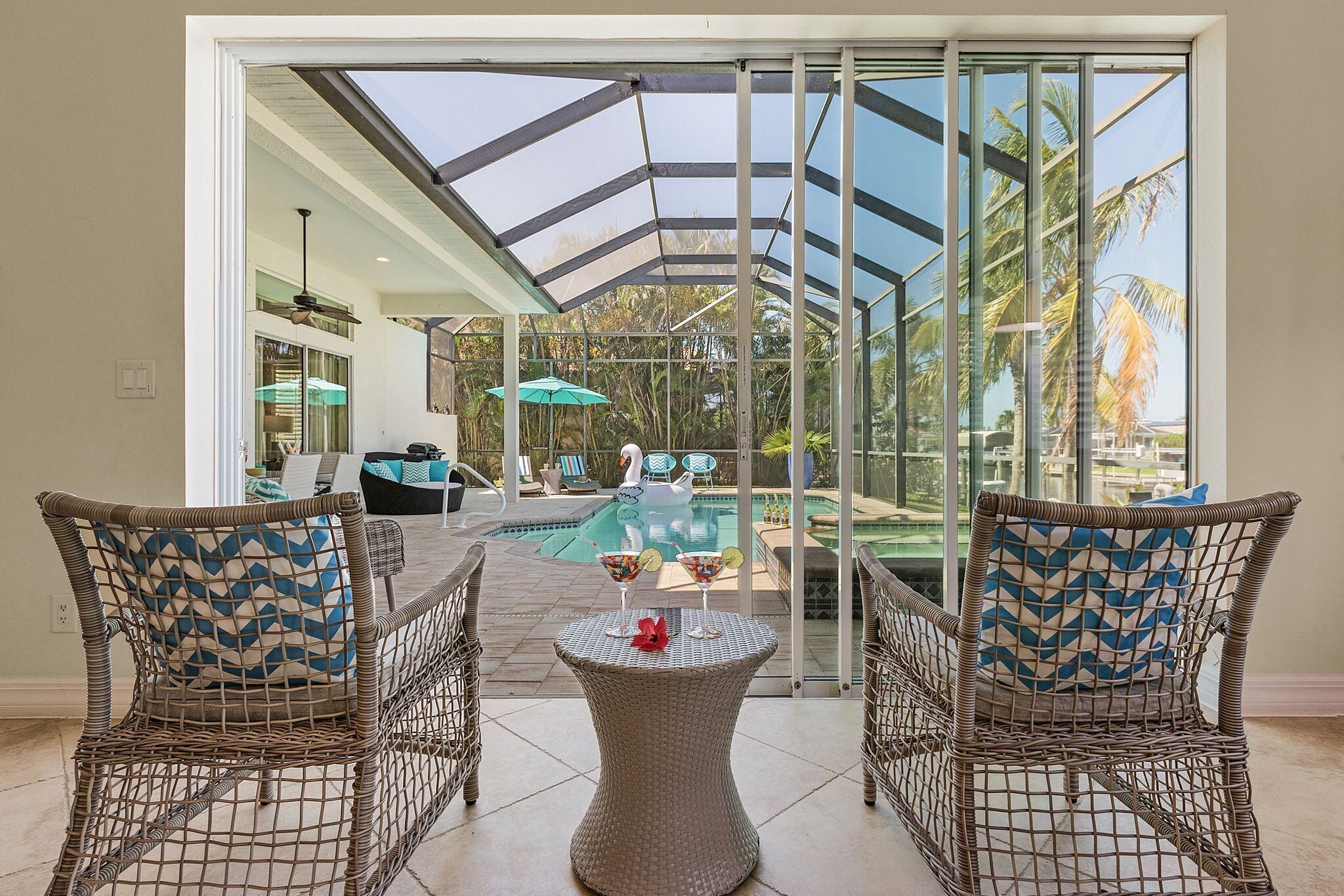 Et oppvarmet basseng og solsenger