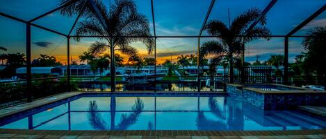 Piscine chauffée, chaises longues