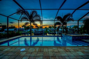 Uppvärmd pool och solstolar