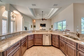 Kjøleskap, mikrobølgeovn, kokeplater og oppvaskmaskin