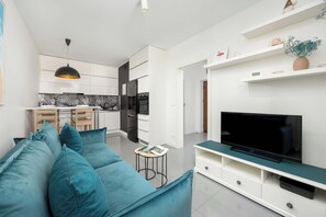 Flat-screen TV - Stylish Apartment with Terrace | Bath | Free Parking (Warszawa)