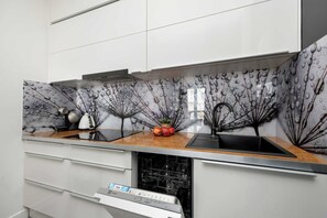 冷蔵庫、オーブン、コンロ、食器洗い機