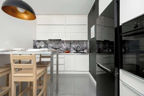 冷蔵庫、オーブン、コンロ、食器洗い機