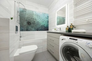 Badewanne, Haartrockner, Handtücher, Shampoo