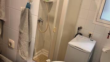 Dutxa, assecador de cabells, tovalloles i sabó