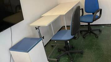 1 dormitori, escriptori, planxa i posts de planxar i wifi gratuïta