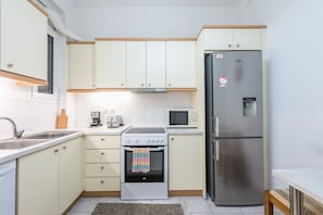 Cookware/dishes/utensils - Pagkrati 2 bedroom apartment for 4 persons (Athens)