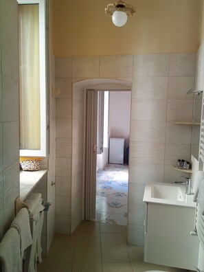 Douche, séchoir à cheveux, bidet, serviettes fournies