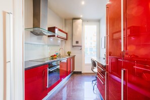 Réfrigérateur, four, cafetière/bouilloire, bouilloire électrique