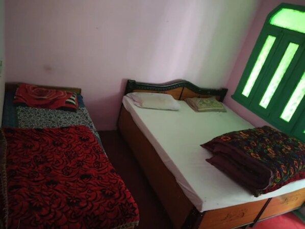 Free WiFi, bed sheets