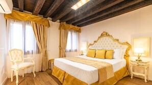 Une chambre à coucher avec un grand lit, une table de chevet, une chaise et un plafond en bois.