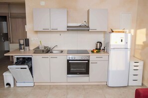 Réfrigérateur, four, plaque de cuisson, lave-vaisselle