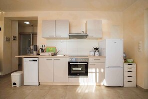 Køleskab, ovn, kogeplade, opvaskemaskine