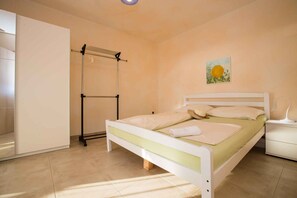 2 quartos, ferros/tábuas de passar roupa, acesso à internet