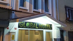 A building with a sign reading "GLOBAL HOTEL" and a large glass entrance. - Global 2022 Hotel (Istanbul)