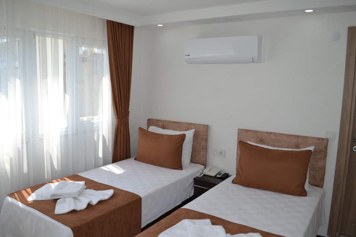 Habitación estándar con 1 cama matrimonial o 2 individuales, lanai, vista parcial al mar | Minibar, escritorio, espacio para trabajar con laptop y wifi gratis