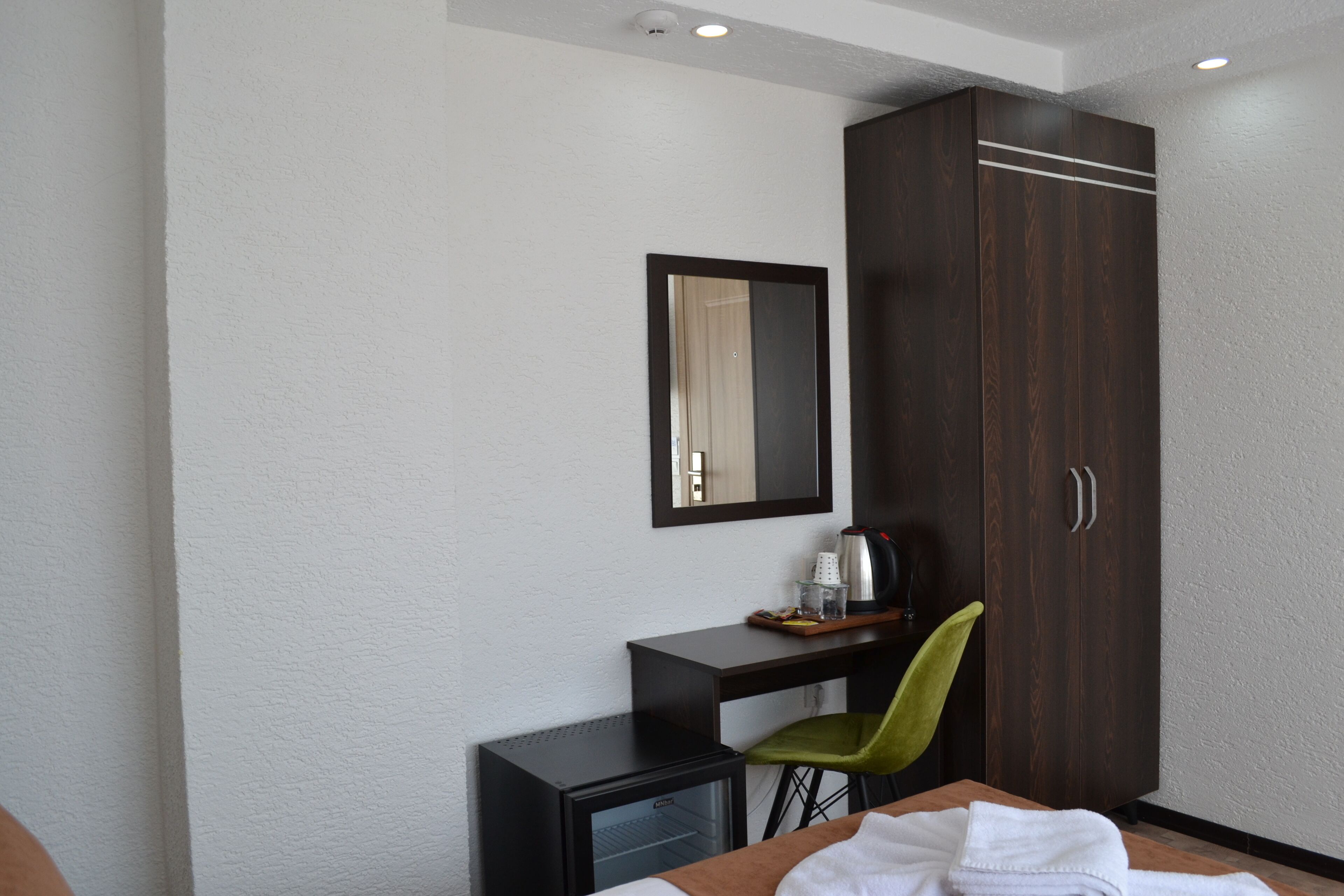 标准双人房或双床房, 外廊, 部分海景 | 迷你吧、办公桌、笔记本电脑工作区、免费 WiFi